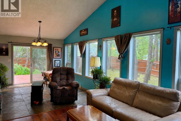 Living room - 4949 Luxor Creek Road, Edgewater, BC V0A1B0 Photo 4