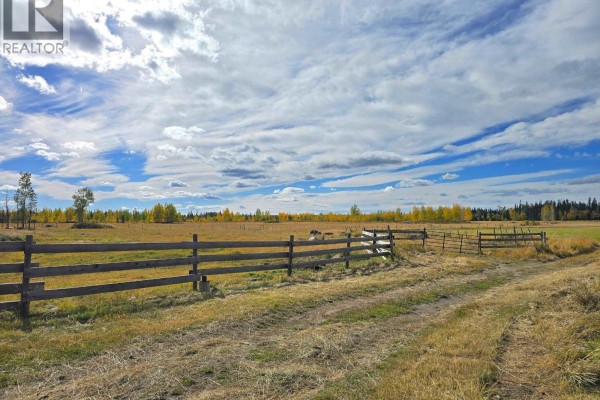 Family room - 495 Jackpine Road, 150 Mile House, BC V0K2G0 Photo 3