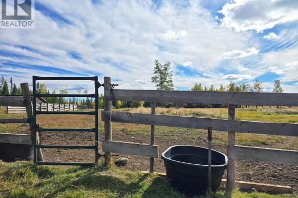 Kitchen - 495 Jackpine Road, 150 Mile House, BC V0K2G0 Photo 4