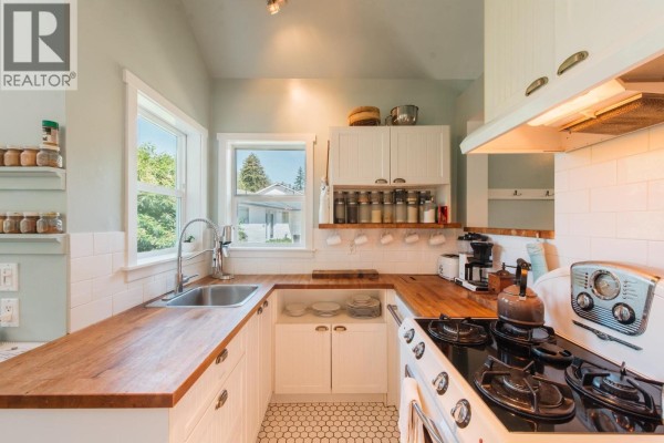 4981 Geer Road, Sechelt, BC V7Z0B9 Photo 5