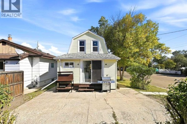 Living room - 499 2 Street Sw, Drumheller, AB T0J0Y6 Photo 2