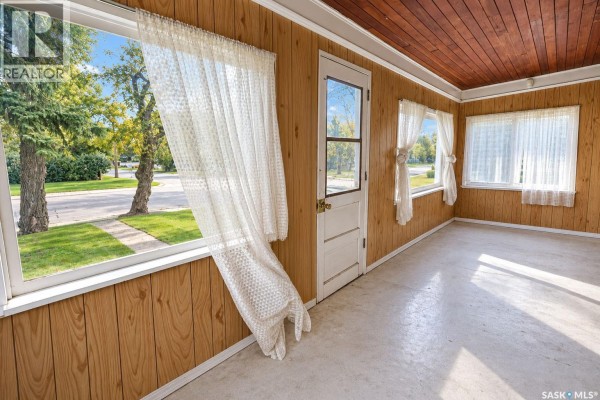 Living room - 499 23rd Street E, Prince Albert, SK S6V1P9 Photo 2