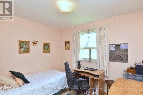 Bedroom with single bed and desk - 499 Valley Drive N Oakville