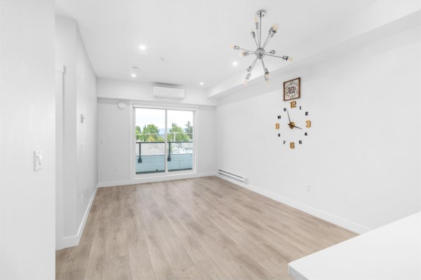 4xx 14438 72 Avenue, Surrey, BC V3S0B6 Photo 4