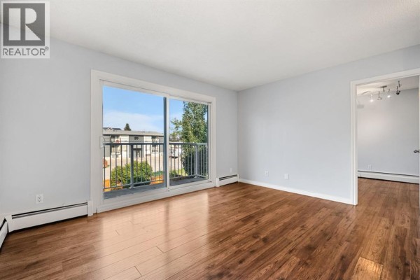 Living room - 5, 4328 75 Street Nw, Calgary, AB T3B2M8 Photo 5