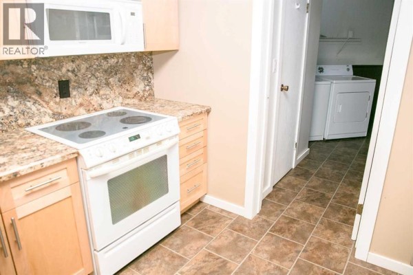 4pc Bathroom - 5, 8205 98 Street, Peace River, AB T8S1A2 Photo 4