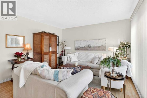 Kitchen - 5, 916 3 Avenue Nw, Calgary, AB T2N0J6 Photo 4
