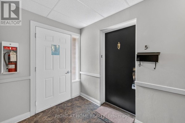 Bathroom - 5 - 2605 Woodchester Drive, Mississauga, ON L5K2E3 Photo 5