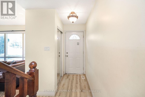 Primary Bedroom - 5 - 2700 Barton Street E, Hamilton, ON L8E2J7 Photo 4