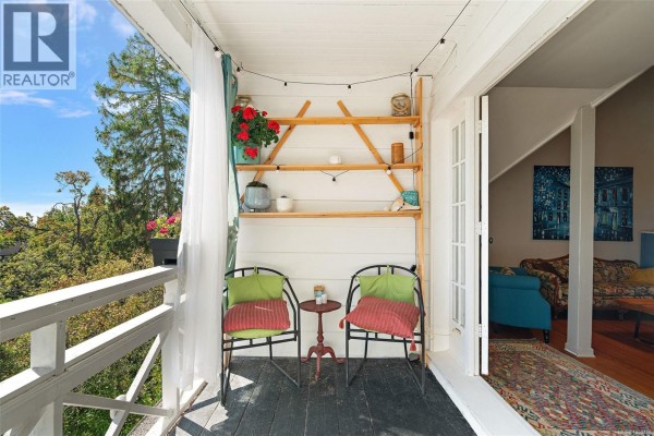 Kitchen - 5 1715 Rockland Ave, Victoria, BC V8S1W6 Photo 5