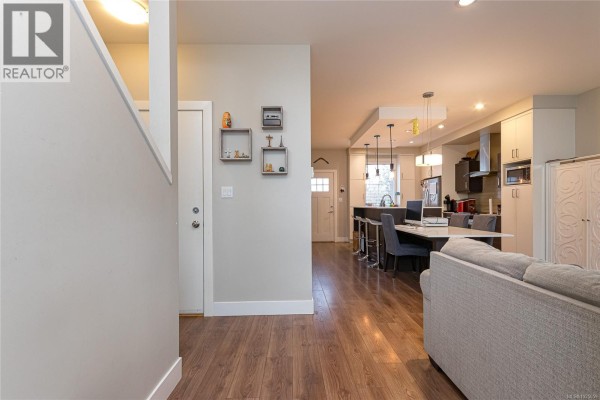 Ensuite - 5 3903 Douglas St, Saanich, BC V8X5L3 Photo 4