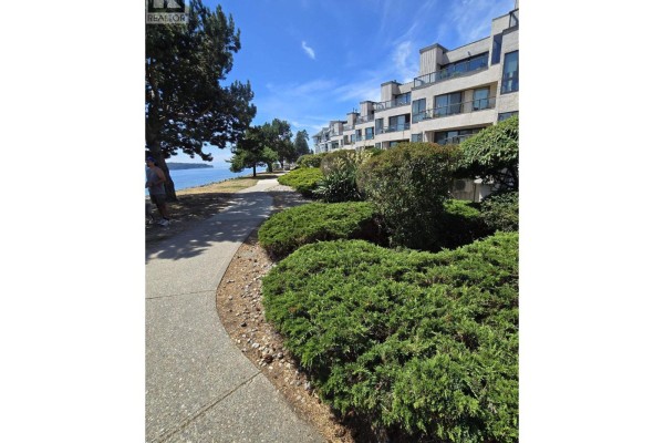 5 5477 Wharf Avenue, Sechelt, BC, photo 2