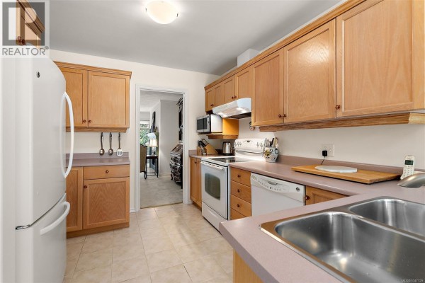 5 909 Admirals Rd, Esquimalt, BC, photo 3
