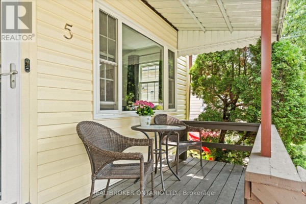 Dining room - 5 Acorn Avenue, Toronto, ON M9B3P7 Photo 2