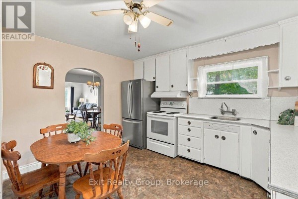 Living room - 5 Charlotte Street, Quinte West, ON K8V2C1 Photo 4