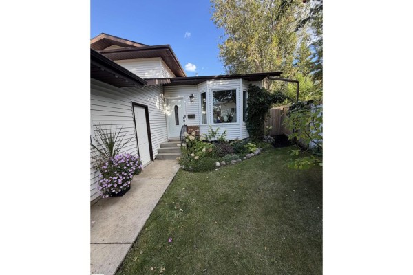 Family room - 5 Chelsea Mr, Sherwood Park, AB T8H1E2 Photo 4
