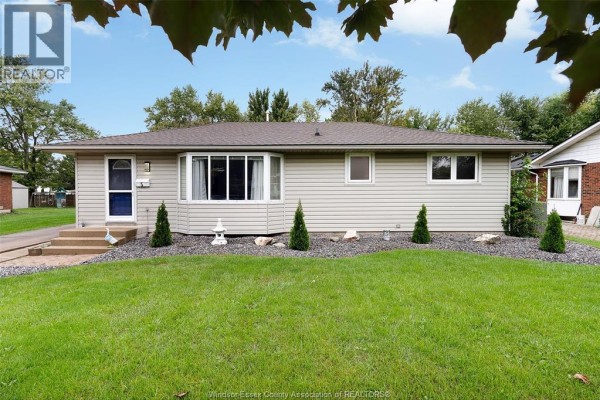 Family room/Fireplace - 5 Frances Court, Essex, ON N8M2V5 Photo 2