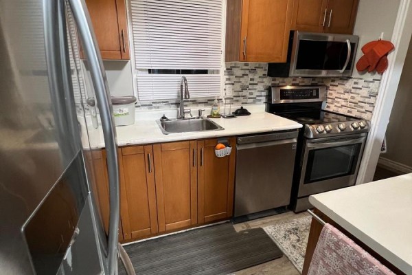 Kitchen - 5 Glencairn Square, Brampton, ON L6S2H7 Photo 3