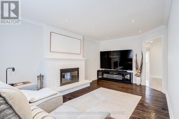 Living room - 5 Longhouse Street, Vaughan, ON L4L4Z3 Photo 4