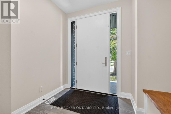 Bathroom - 5 Marina Avenue, Toronto, ON M8W1J8 Photo 5