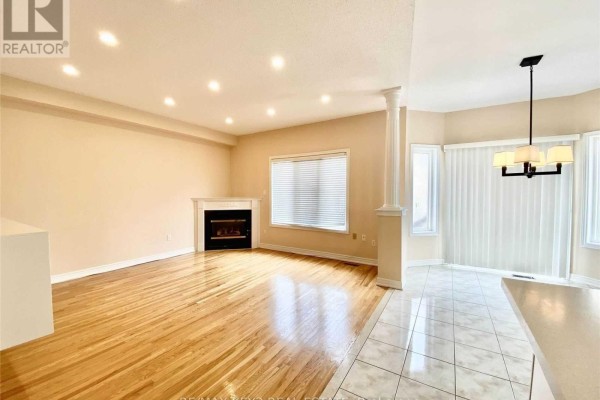 Living room - 5 Navarre Street, Richmond Hill, ON L4B4H3 Photo 4