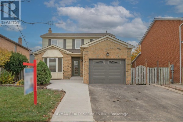Living room - 5 Nimrod Crescent W, Brampton, ON L6S4T9 Photo 3