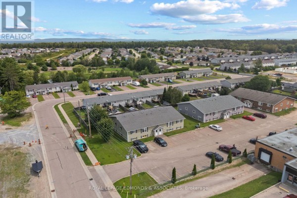 5 Renfrew Street, Petawawa, ON K8H0B6 Photo 4