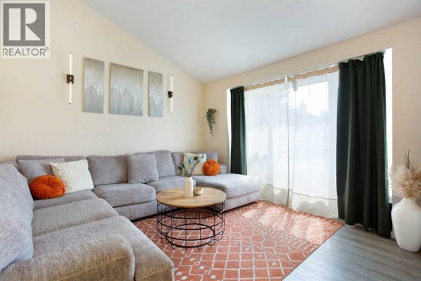 Living room - 5 Shawglen Court Sw, Calgary, AB T2Y2R1 Photo 5