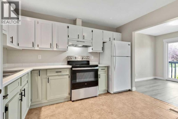 Kitchen - 5 Templemont Road Ne, Calgary, AB T1Y5A2 Photo 3