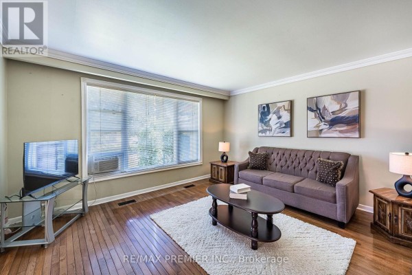 Dining room - 5 Valois Court, Toronto, ON M9V2Z4 Photo 4