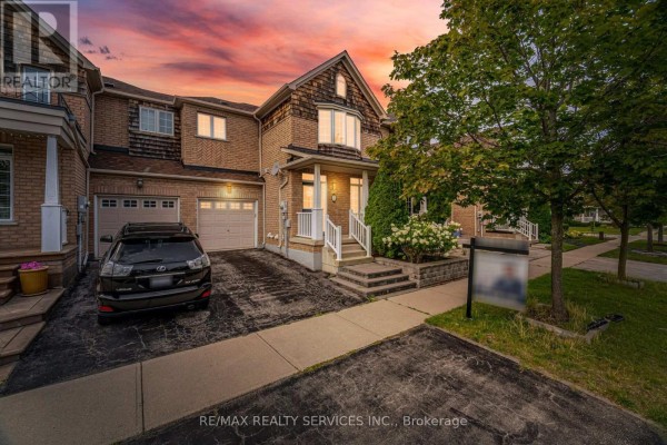 Front view of a townhouse complex with multiple units and parked cars in the driveway. - 5 Westhampton Way, Hamilton