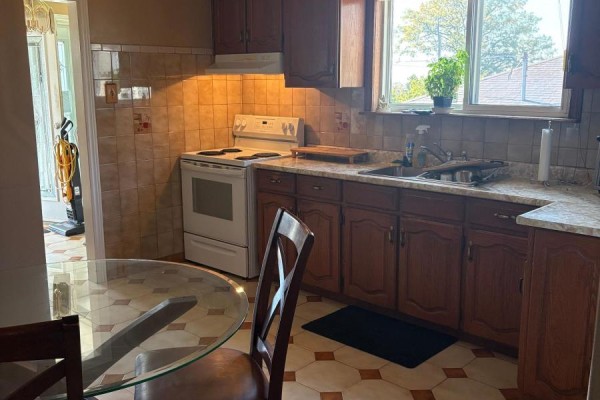 Kitchen - 50 Deevale Road, Toronto, ON M6M1Z5 Photo 3