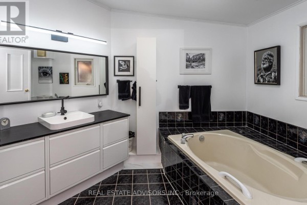Kitchen with double sink, granite counters & bay window - 50 Juno Crescent Georgina
