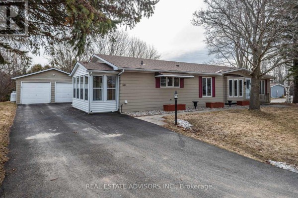 Covered deck with outdoor seating and pergola - 50 Juno Crescent Georgina