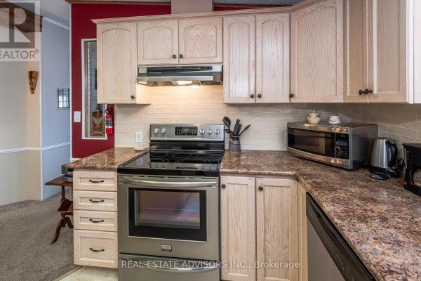 Kitchen with island, stainless steel appliances, and granite countertops - 50 Juno Crescent Georgina