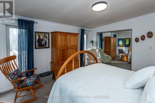 Covered porch with large windows and wood door - 50 Juno Crescent Georgina