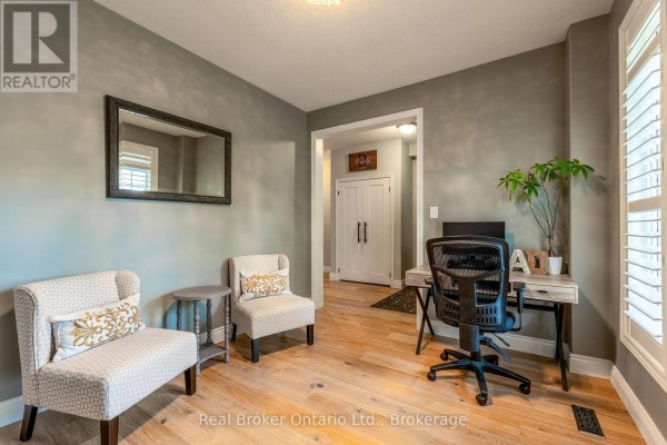 Living room - 50 The Queensway, Barrie, ON L4M7J3 Photo 5