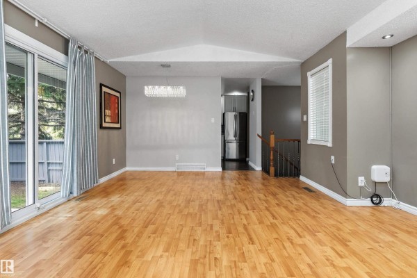 Primary Bedroom - 500 Willow Co Nw, Edmonton, AB T5T2K7 Photo 4