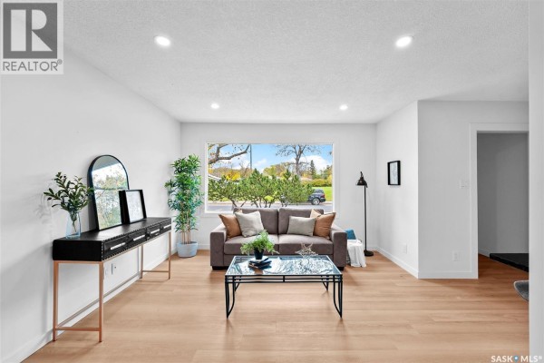 Living room - 5004 1st Avenue, Regina, SK S4T0A5 Photo 2