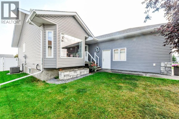 Living room - 5005 58 Street, Daysland, AB T0B1A0 Photo 2