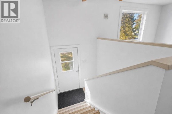 Living room - 5006 63 Avenue, Ponoka, AB T4J1E5 Photo 3