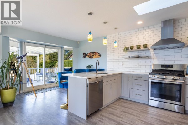 5007 Laurel Avenue, Sechelt, BC V7Z0B9 Photo 4