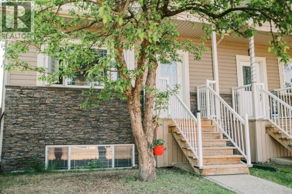 Hall - 5007b 46 Street, Stettler, AB T4K1A7 Photo 4