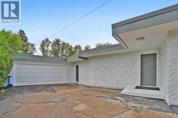 Foyer - 5009 41 Street Close, Innisfail, AB T4G1H8 Photo 5