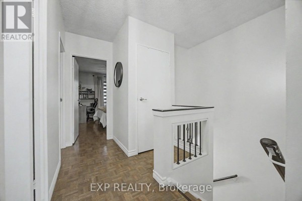 501 - 1000 Cedarglen Gate, Mississauga, ON L5C3Z5 Photo 4