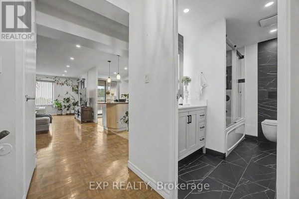 501 - 1000 Cedarglen Gate, Mississauga, ON L5C3Z5 Photo 5