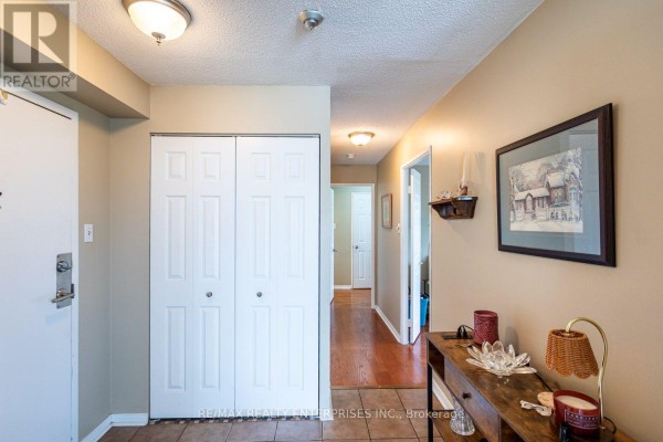 Family room - 501 - 1111 Bough Beeches Boulevard, Mississauga, ON L4W4N1 Photo 3