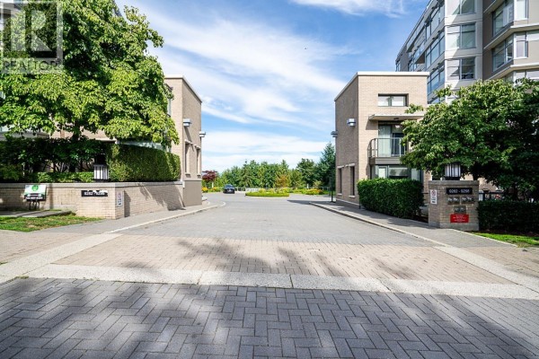 501 9298 University Crescent, Burnaby, BC V5A4X8 Photo 3