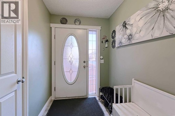 Living room - 501 Coral Cove Ne, Calgary, AB T3J3Y9 Photo 3