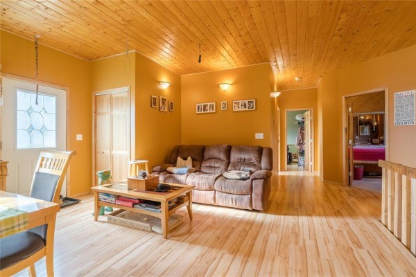 Living room - 50119 Pth 12 Highway, Lonesand, MB R0A2P0 Photo 5